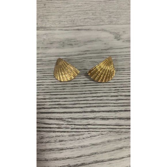 Vintage Crown Trifari Shell Shaped Gold Tone Clip Earrings - Picture 1 of 7